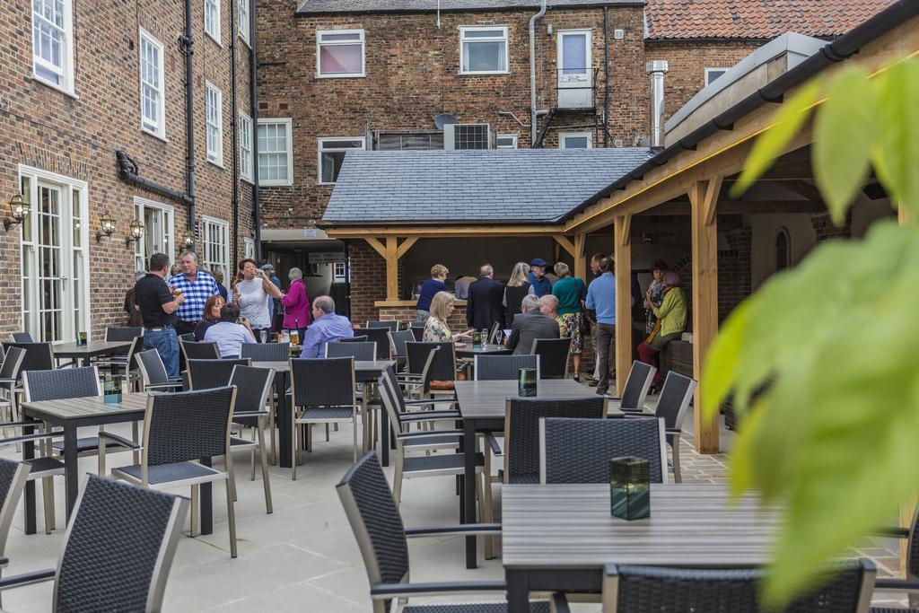 The Golden Fleece Hotel, Thirsk, North Yorkshire Eksteriør billede