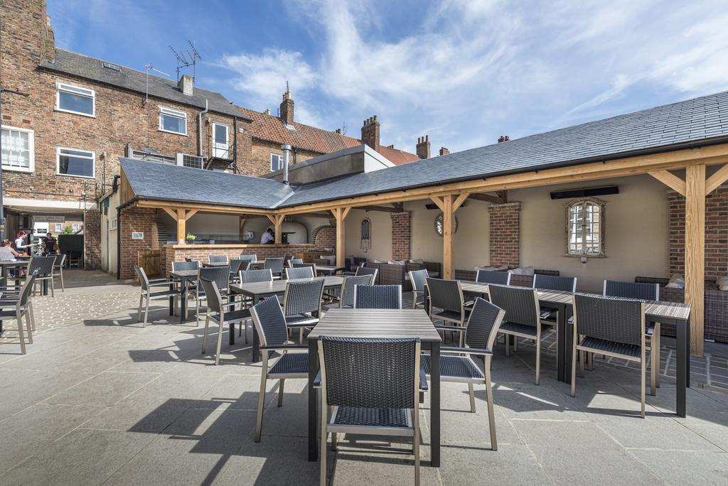 The Golden Fleece Hotel, Thirsk, North Yorkshire Eksteriør billede